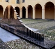 Grande ondosauro (2005) | Acciaio inossidabile lucido e granito | cm 780x200x80